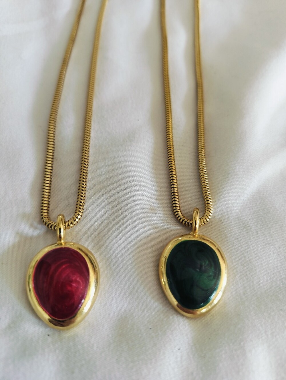 Vintage Gold-Tone Snake Chain Necklace Set – Red & Green Enamel Oval Pendant...